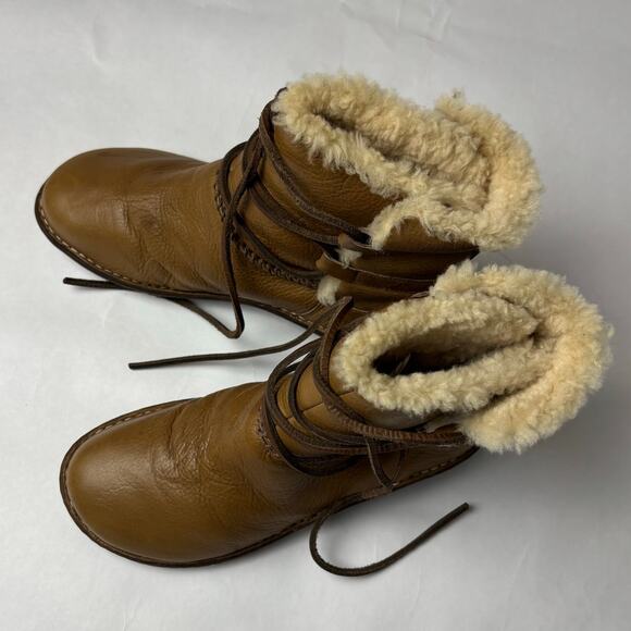 UGG Caspia 1932 Boots 9 Sheepskin Leather Laceup Cozycore Hygge Short Ankle Warm - Picture 9 of 12